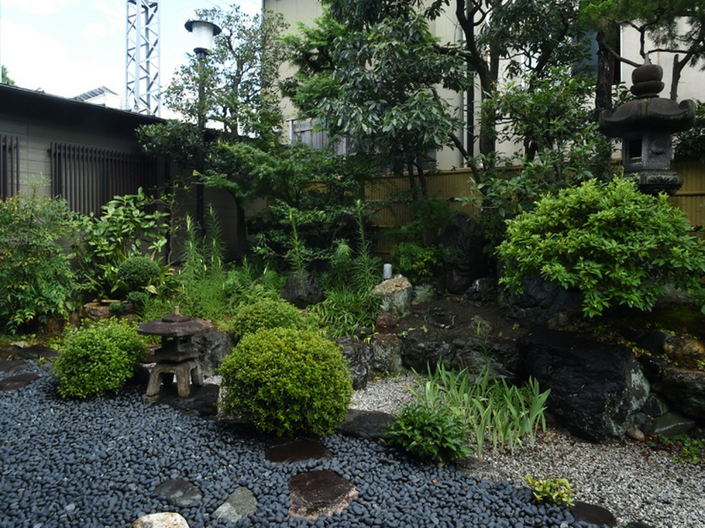 店内から眺めることができる日本庭園