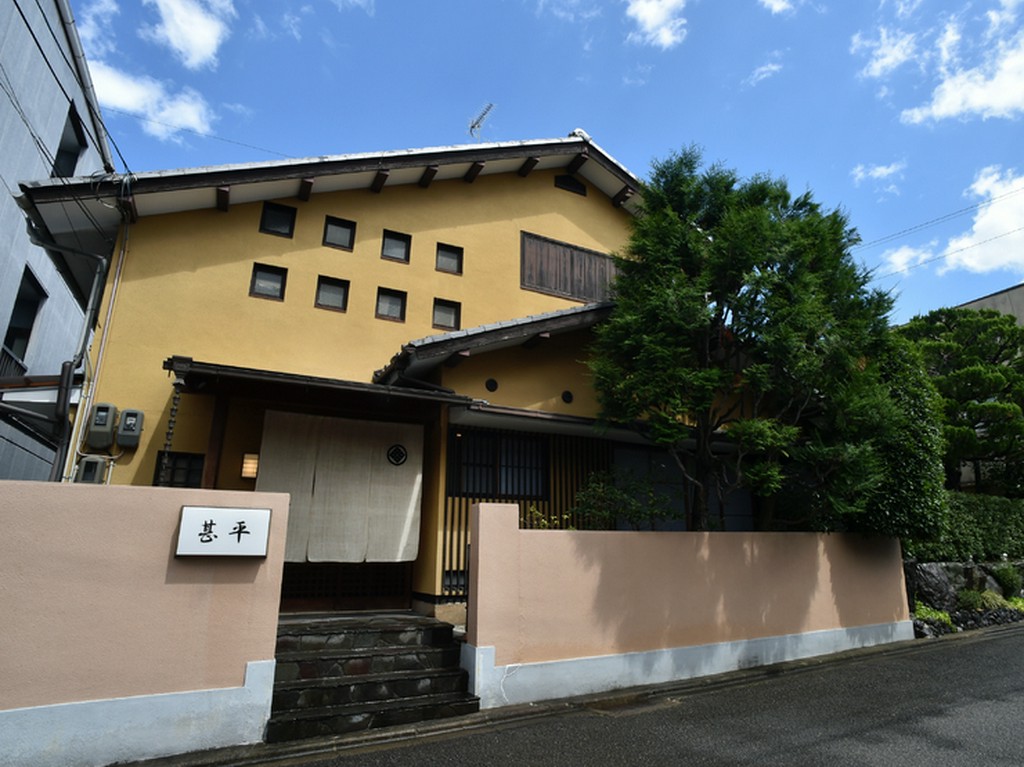 閑静な町並みに佇む【京料理　喜祥　甚平】