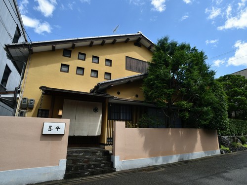 閑静な町並みに佇む【京料理　喜祥　甚平】