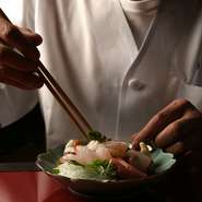 とにかく「美味しかった」と喜んでもらえることが一番、と語る店主。一品一品の美味しさはもちろん、見た目の美しさや彩りまで細やかに心を配る『会席』や『松花堂弁当』は、いただく人の記憶に残ることでしょう。