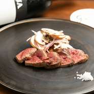 熊本県産赤牛の赤身肉が使われているため、お肉としての旨味を存分に楽しめます。赤身肉の旨味を引き出すため、塩でいただきます。バルサミコソースは別添えで。