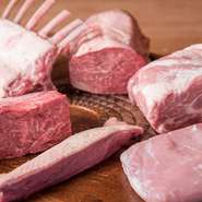 肉は6～7種類、魚は1種類ほど用意し、季節によってはジビエが登場することもあります。お客様に食材と調理法を選んでもらいメインディッシュを決定。食材の持ち味を生かすため、シンプルに調理しています。