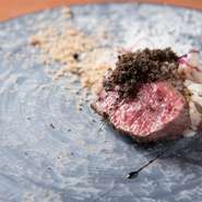 リゾットにした栗を下に敷き、上からはパウダーにしてふりかけているので２種類の食感を楽しめます。牛肉にチーズとトリュフを合わせた贅沢な一皿。