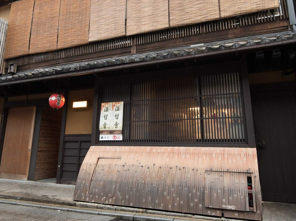 京都祇園の路地に静かに佇む純和風の店舗外観