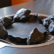 溶岩石は阿蘇山のものを使用