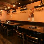 仲間と賑わうテーブル席