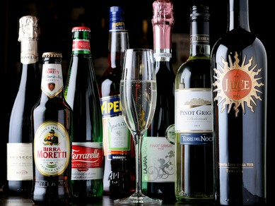 季節に合わせてセレクトされるグラスワインは旬の食材と好相性