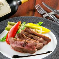 ワインとも相性抜群。赤ワインのソースでいただく『鴨　胸肉のロースト』