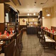 店内奥には30名まで利用できる半個室の席があり、ワイワイとした賑やかな雰囲気の中で宴会を楽しめます。40名以上で貸切もOK。最大70名までプライベートな宴会～会社宴会まで、さまざまなシーンに対応してくれます。