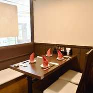 ランチタイムは、男女問わず会社員のお1人様で賑わっています。ディナータイムには、リーズナブルなお値段の『晩酌セット』が人気。好きな飲み物一品と好きな三品を選べます。