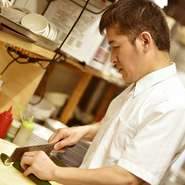私の役目は、お客様と料理をつないで充実した時間を過ごしていただくお手伝いをする事です。お店を出られる際に、今日一番の笑顔をいただいた時にはとても幸せな気持ちになります。