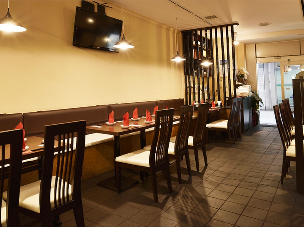 最大70名までの宴会に使える、広々としたダイニング