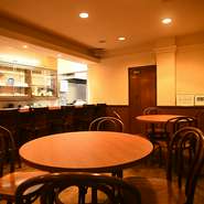 静かな音楽が流れる店内は席と席の間が広くとられており、美味しい珈琲を飲みながらゆったりと過ごせます。友人との語らいに、女性同士の集まりに、待ち合わせにと、幅広いシーンで大活躍。