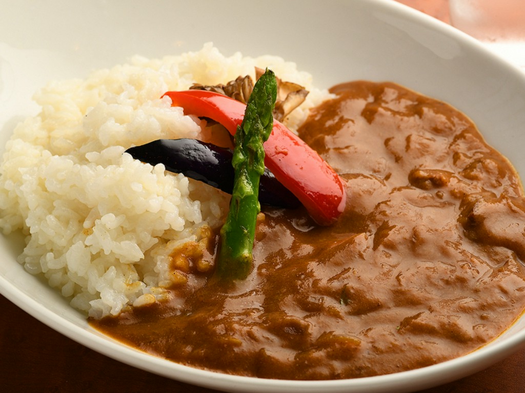 旬の野菜とともにいただく『カレーライス』