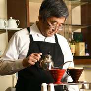 基本、お客様をお待たせしないようにしているという神谷氏。料理を含めてお客様との会話、コミュニケーションを大切に、地元に根差す店づくりがなされています。