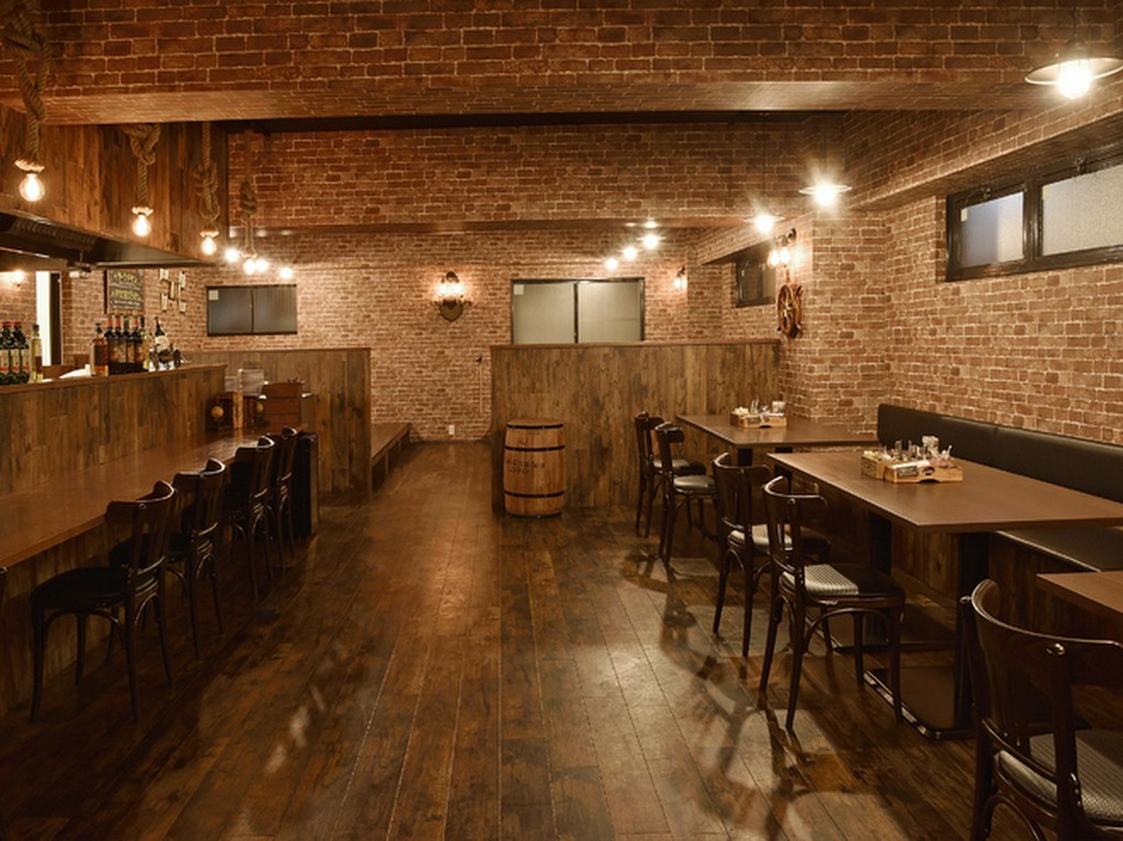 厨房と一体の広々とした店内は洒落たアメリカンな雰囲気