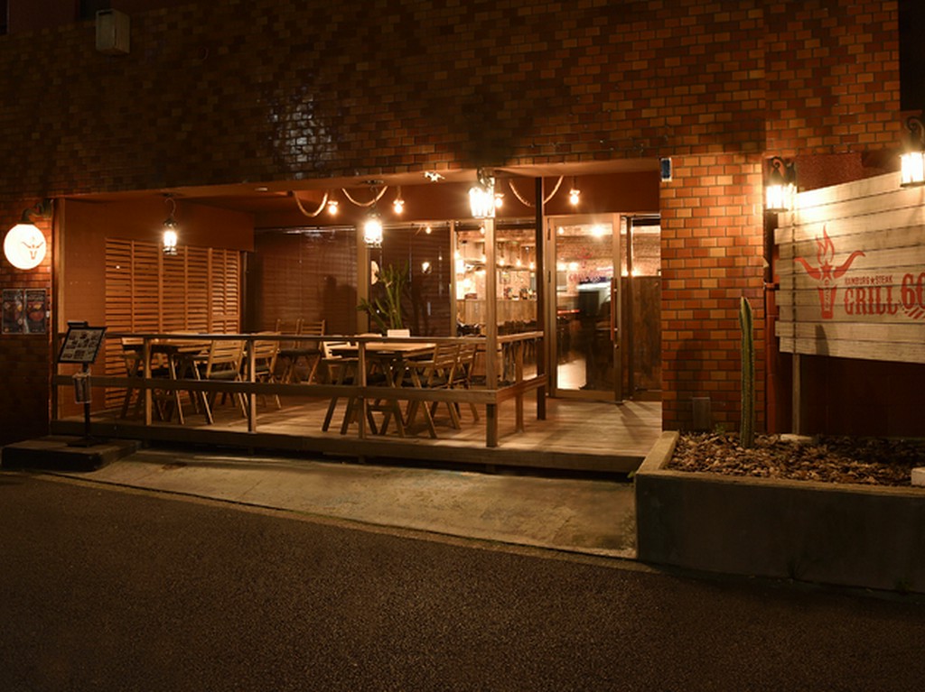 人気のテラス席で料理と酒を囲む賑やかな時間