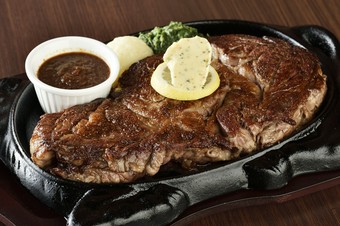 肉の旨みがダイレクトに伝わる『THE60リブロースステーキ1ポンド』は店の看板メニュー