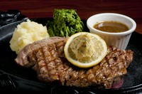 300g
赤身で脂肪が少ない上質なチャックアイステーキ
アメリカで人気！！