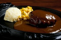 200g
じっくり煮込んだロクマル特製本格デミグラスソースが肉汁の旨みを引き立てます。