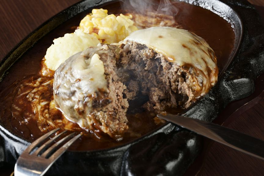 『THE60チーズハンバーグ』はあふれる肉汁と自家製デミグラスソース、ナチュラルチーズが絶妙なハーモニー