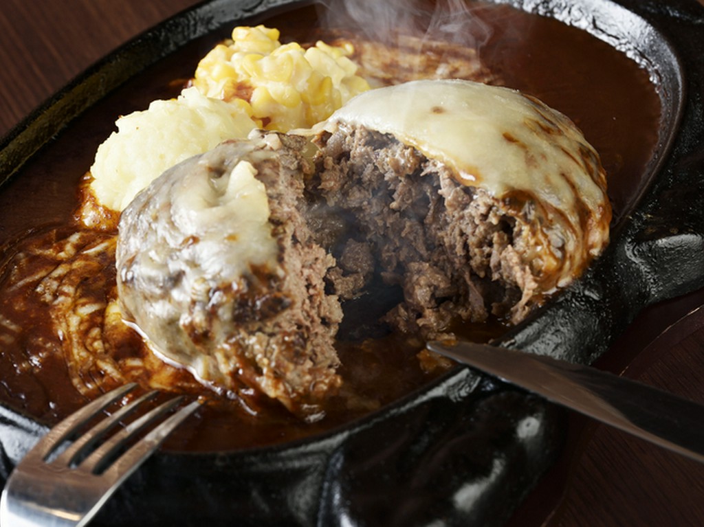 『THE60チーズハンバーグ』はあふれる肉汁と自家製デミグラスソース、ナチュラルチーズが絶妙なハーモニー