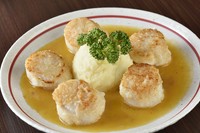 新鮮で大ぶりな帆立をレアでソテーし、アンチョビバターソースで仕上げました。
