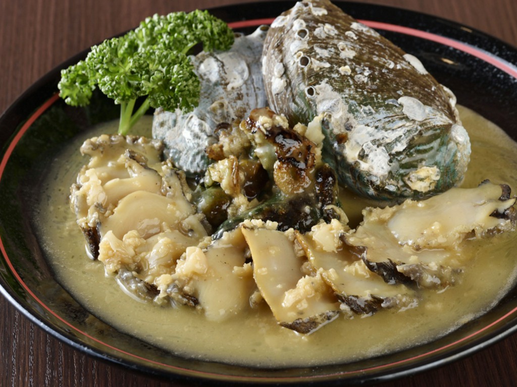 素材選びからこだわった『アワビのステーキ』は上品な旨み