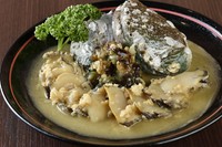 ソテーした肉厚でジューシーなアワビを和風テイストのガーリックバターソースが包む『アワビのステーキ』。鮮度と質を重視し、料理人が素材選びからこだわったアワビの上品な旨みと香りが口いっぱいに広がります。