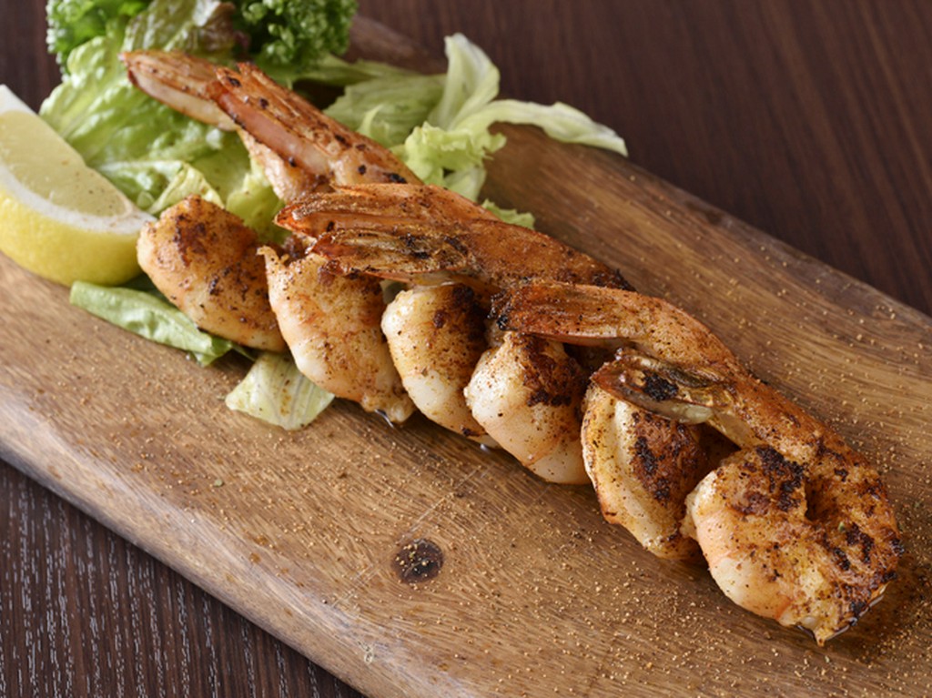 香ばしくカリっと焼き上げた『スパイシーケイジャンシュリンプ』はビールと好相性