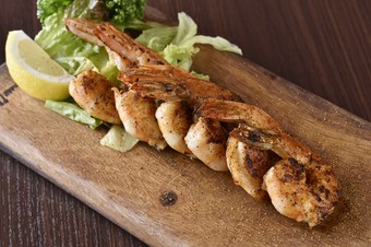 香ばしくカリっと焼き上げた『スパイシーケイジャンシュリンプ』はビールと好相性