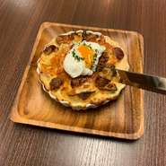 三種のチーズにチキンとキノコとソーセージをトッピングした大人にも子供にも大人気のメニューです！