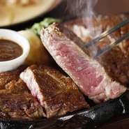 長期穀物肥育の上質なUS牛のステーキは店自慢の一品。きめ細やかな肉質と柔らかくジューシーな味わいが特徴のUS牛の魅力をオニオンベースの自家製ステーキソースが存分に引き出します。