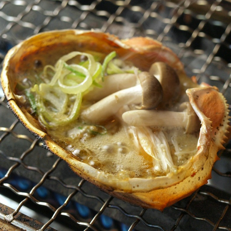 バゲットを浸して食べる『自家製蟹味噌きのこ甲羅焼』