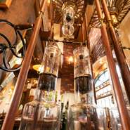 愛媛県西条市は水に恵まれた土地柄。豊かな湧水を使い、じっくりと抽出した『水だしコーヒー』はお店の一押しです。熱を加えず、水のみでたてるコーヒーはまろやかでおいしく、深い味わい。ぜひ1度ご賞味ください。