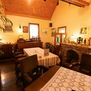 アンティークに囲まれた店内で、日常から離れた優雅なひと時を