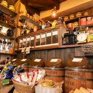 お店では自家焙煎コーヒーの販売も行っており、お食事前にご注文頂ければ、お帰りまでにコーヒーを用意してくれます。また別館にはグランドピアノを設置し、ミニコンサートや発表会を楽しむ事も可能です。