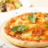 外はパリッと、中はもちもち。高温の石窯で一気に焼く『石窯ピザ』