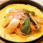 アツアツの鉄板に乗せてご提供『鉄板ナポリタン』