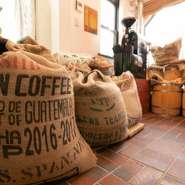 腕の良い焙煎士がひく焙煎したての「コーヒー」は、ご自宅用に販売も行っております。また新鮮な「野菜」でつくる、できたてのお料理にもご注目ください。
