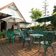 本館や別館、ガーデンテーブルなど、趣の異なるお席を用意