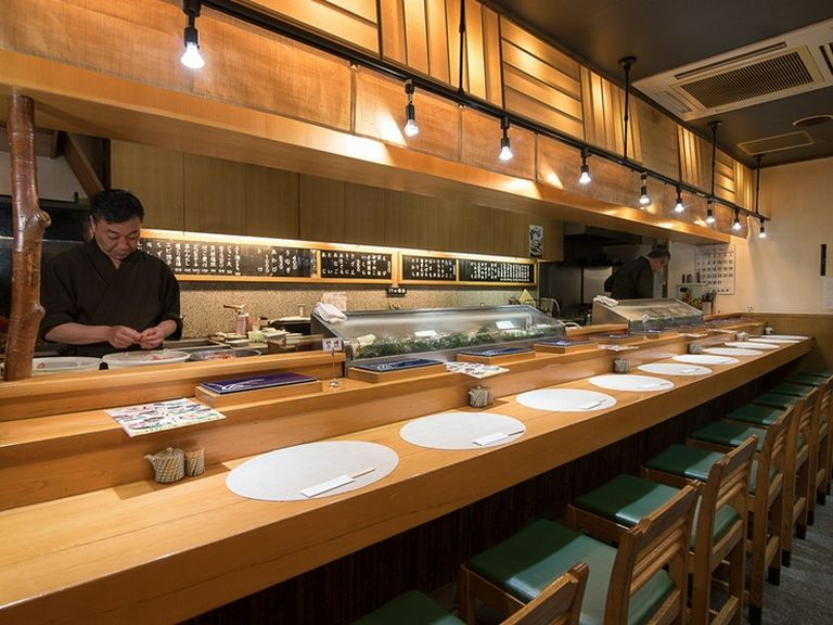 職人技を楽しみながら、上質な寿司をゆったりと味わう