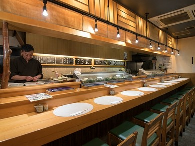 職人技を楽しみながら、上質な寿司をゆったりと味わう