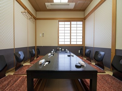 温かみのある掘りごたつの席で、会話も弾むくつろぎの空間