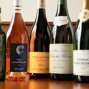 フランスを中心とするヨーロッパ、ニューワールドの高品質なワインが揃い、品種・タイプとも多種多様。日替わりのグラスワインは700円～、ボトルは3000～5000円が中心です。ぜひ、いろいろ飲み比べを！