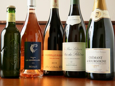 料理に合うワインを幅広く揃え、気軽に楽しめるスタイルと価格に