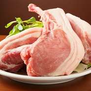 岐阜県瑞浪市産の銘柄豚「ボーノポークぎふ」を半頭買いで直接買付け。バラ・ロース・フィレの部分をお店で丁寧に捌き、いろいろな料理に用いています。脂の甘さが強く、きれいな肉質で、旨みのバランスが絶品。