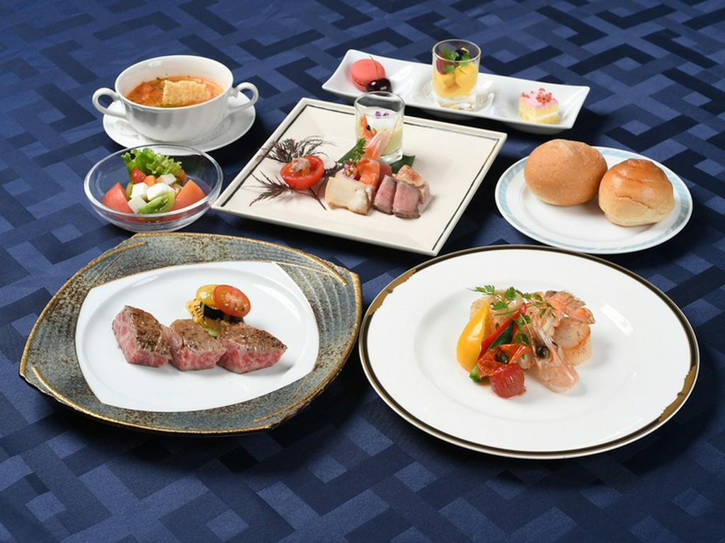彩り豊かなお料理が並ぶ『シェフおすすめ　フルコース』