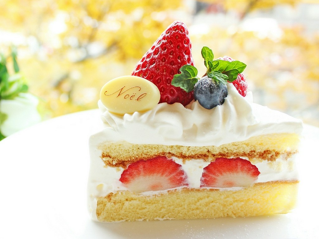 きめ細かいフワフワのスポンジが魅力の『フルーツケーキ』