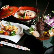 出汁で煮付けられた、プリプリの食感を楽しむことができる『伊勢海老の具足煮』。見た目にも鮮度の良さがわかる『伊勢海老のお造り』、香ばしさを楽しめる『タルタル焼き』などそれぞれの美味しさを堪能できます。